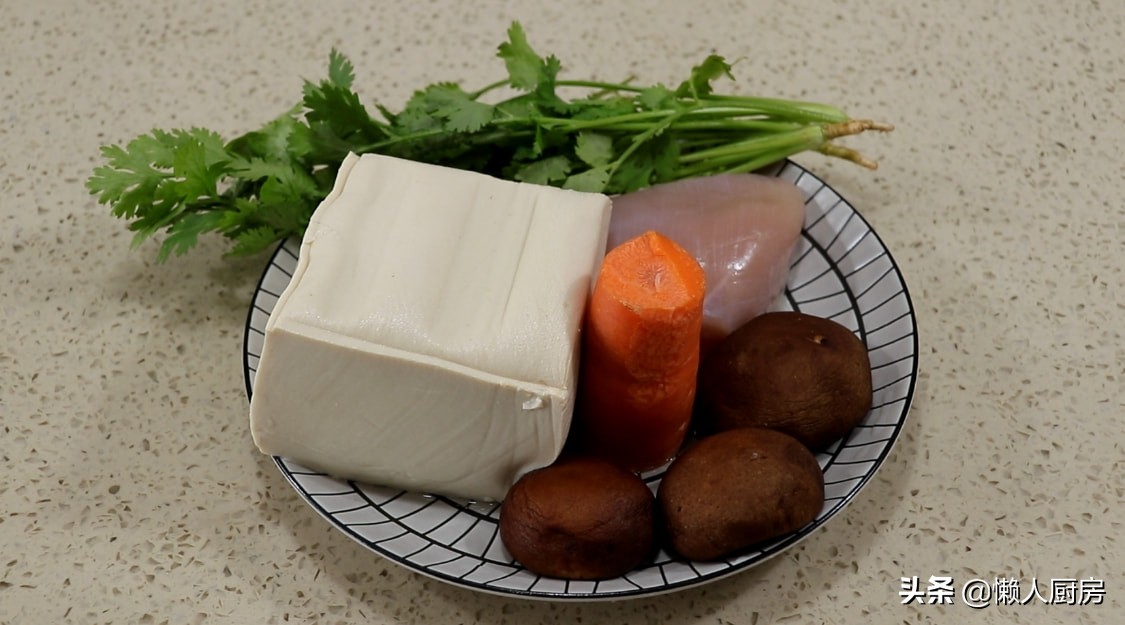豆腐遇到它就这样炖，好吃极了，营养丰富，又鲜又嫩