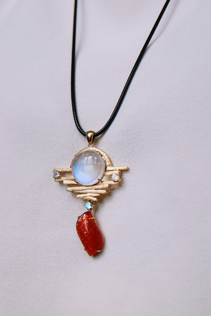 拉长石（灰月光石）和月光石哪个贵？