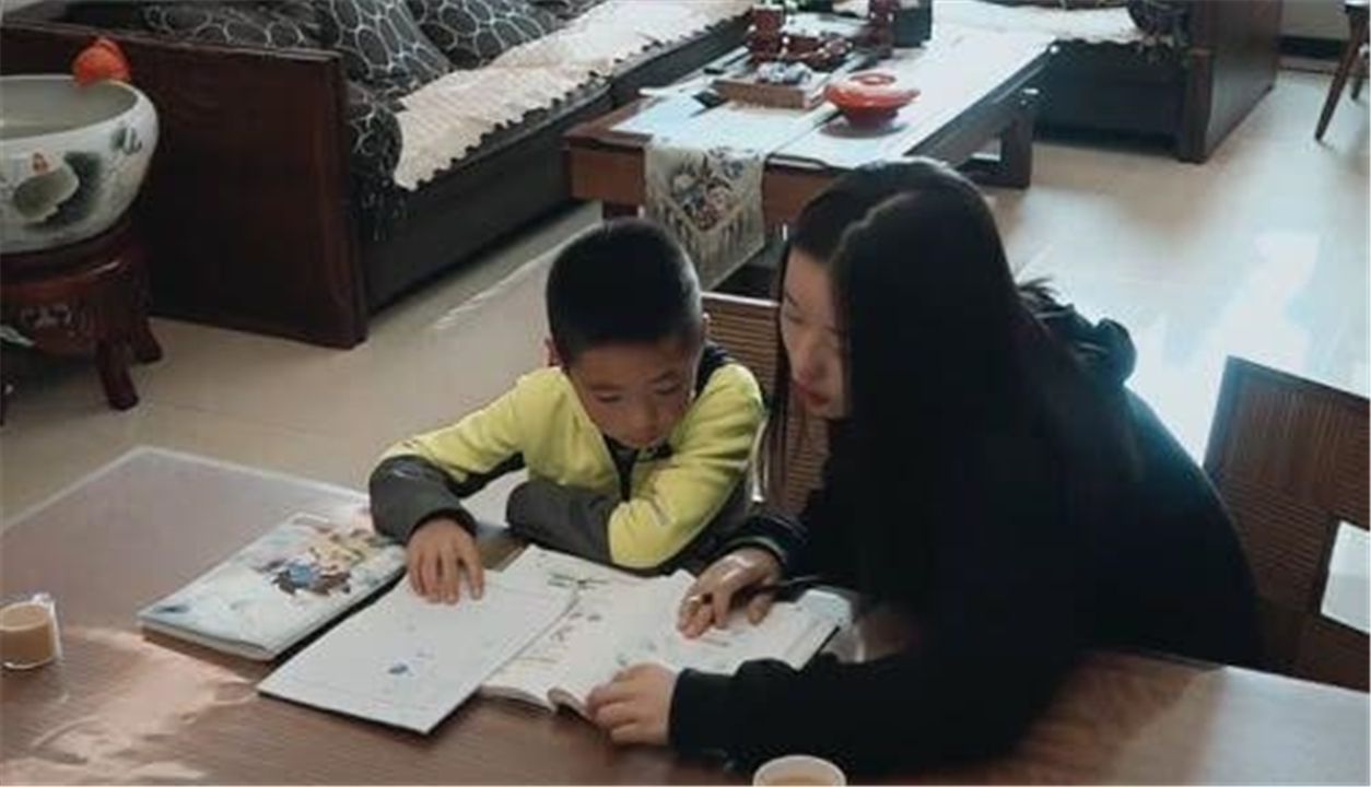 “妈妈，我喜欢补习老师”，美女大学生当家教，引出了孩子性启蒙
