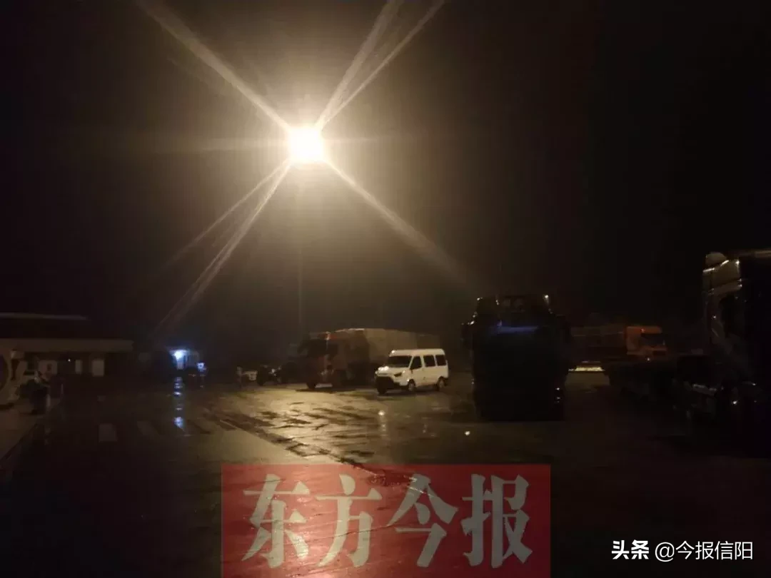 信阳市民乘长途车被丢高速服务区 信运回应：非直达站点均在服务区下车