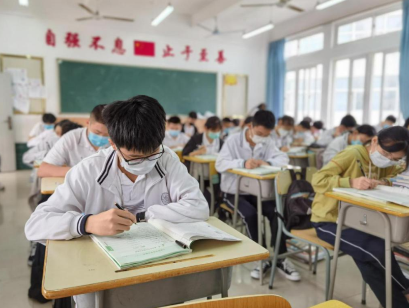 从小学到高三，有一年被称为“分水岭”，学生需谨慎对待