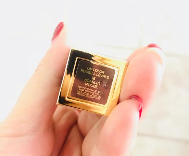 口红过期的四个征兆，别再傻傻涂了，快看看你的口红有问题没