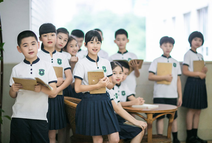 学校“天价校服”曝光，家长勇敢签下“不同意”，获众多网友点赞