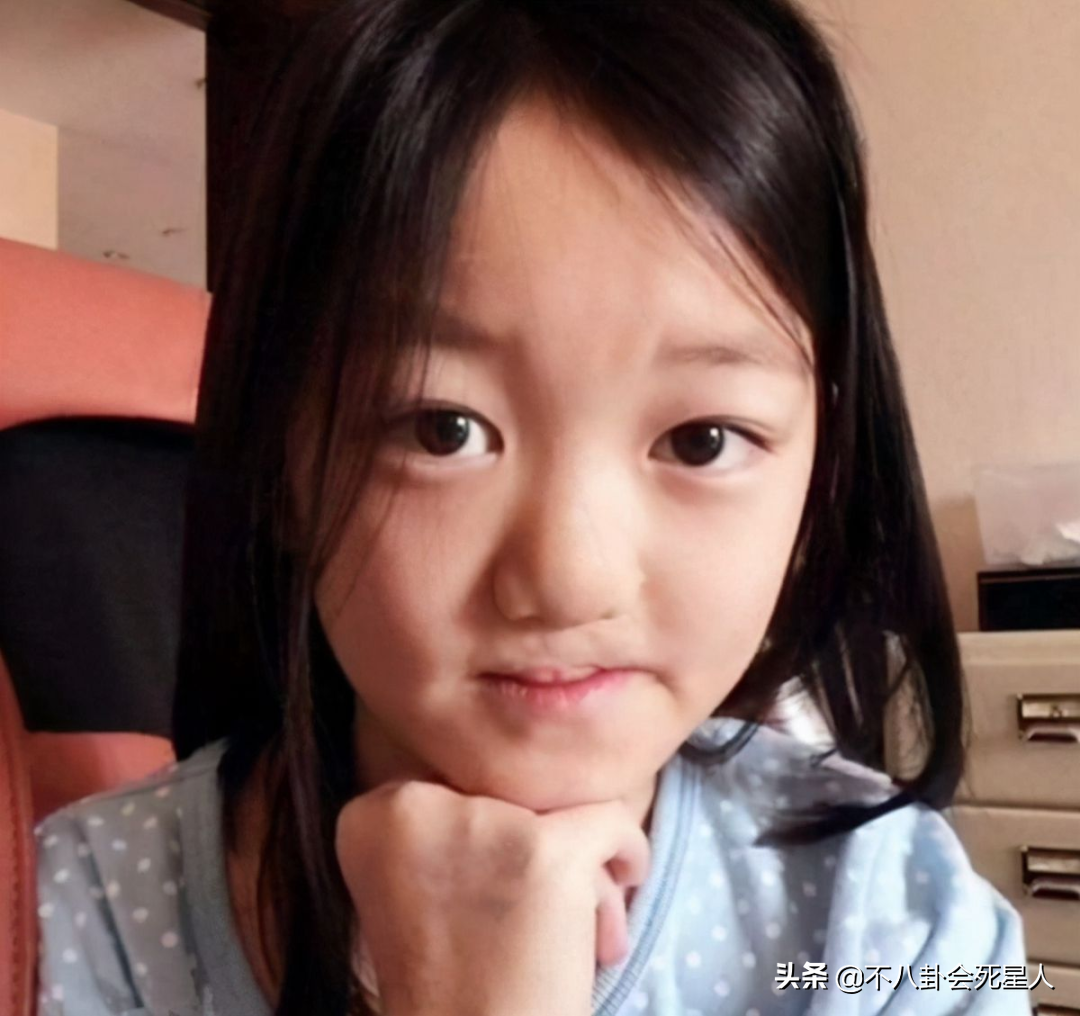 邓涵一(8位星二代女儿,小眼睛,塌鼻梁,黑皮肤,跟爸爸差太多)