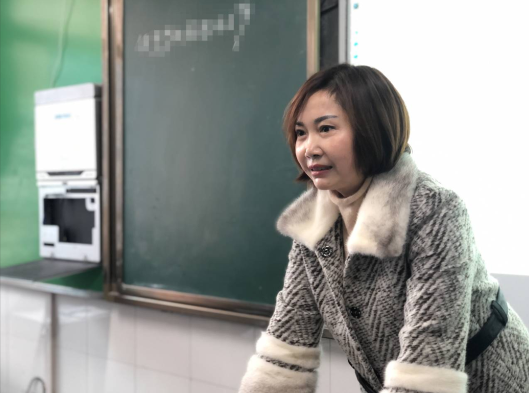 教学界的笑点担当：女教师幽默育人，让课堂笑声不断！