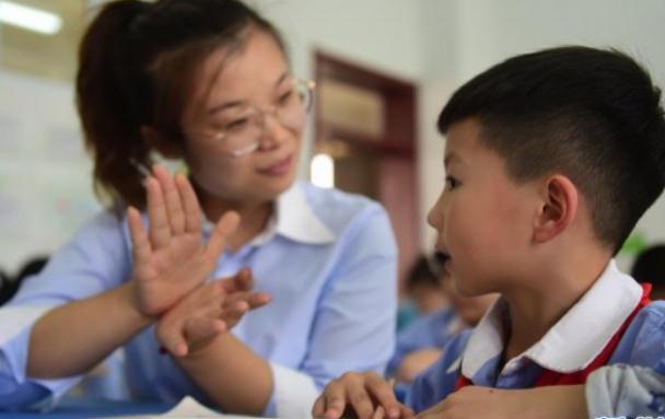 教育部传来喜讯，小学延时服务的时间再推迟，可老师该几点下班