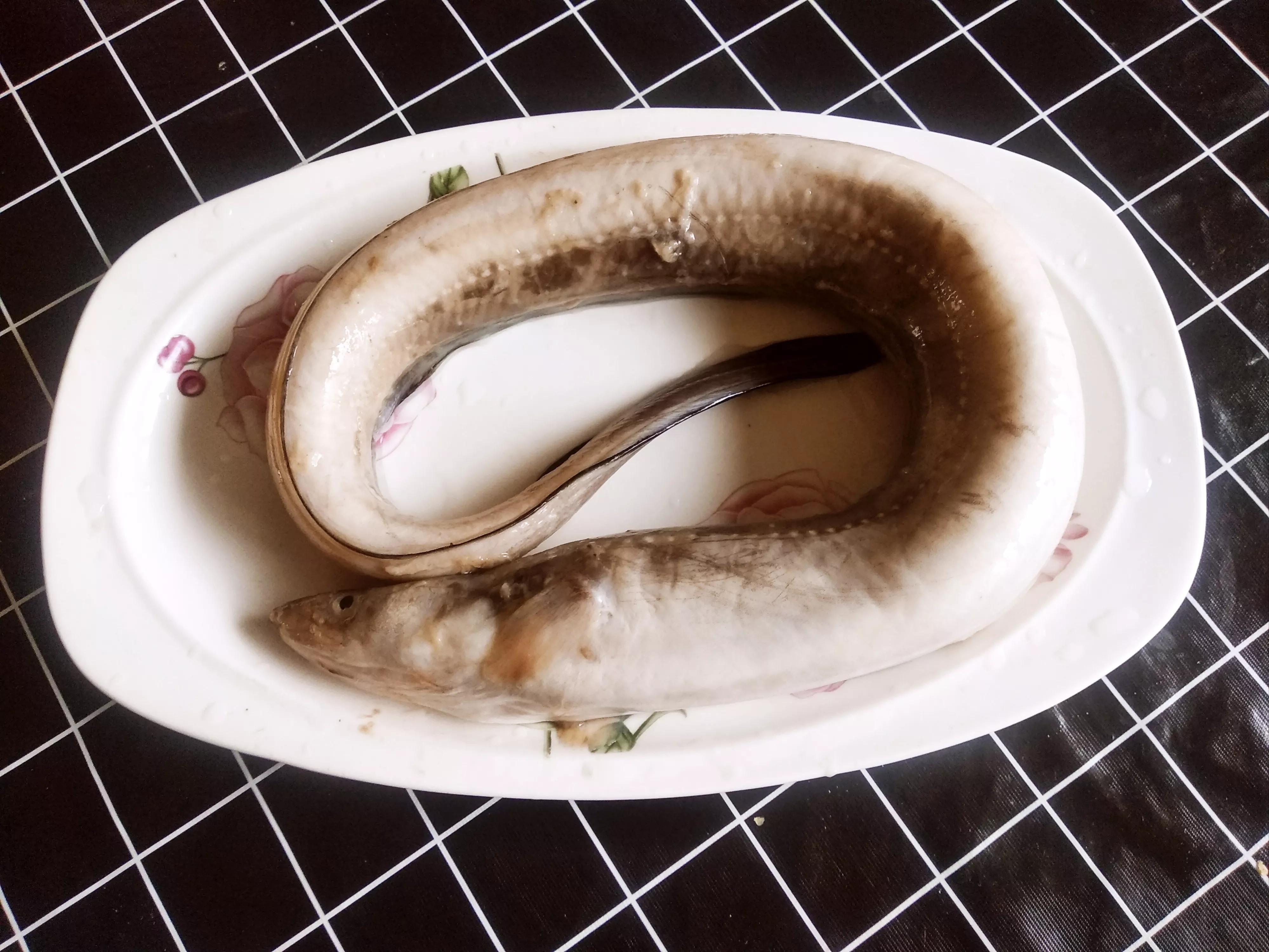 有一种嘴上獠牙特别多的叫"狼牙鳝",狼牙鳝的味道很差,因此购买鳝鱼的