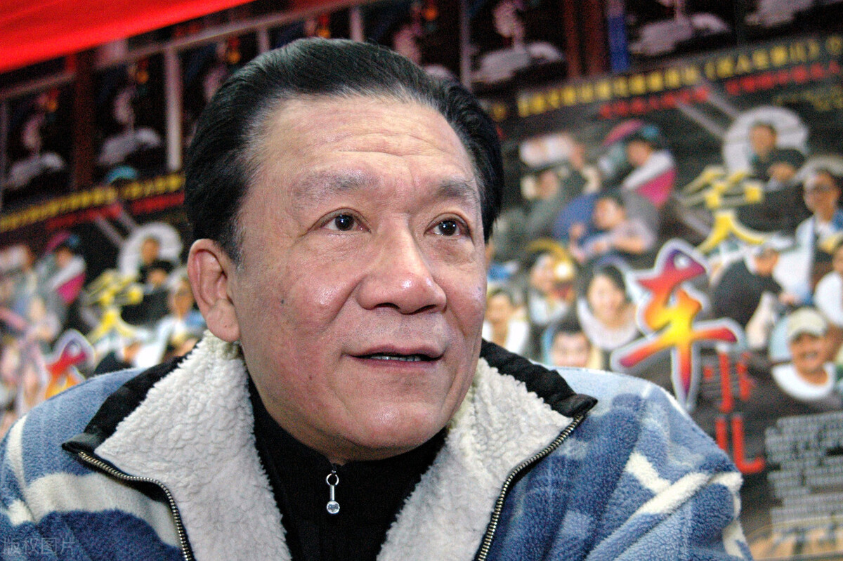 侯耀文第三任妻子(侯耀文去世14年,三段波折情事,最后的女友为何没分