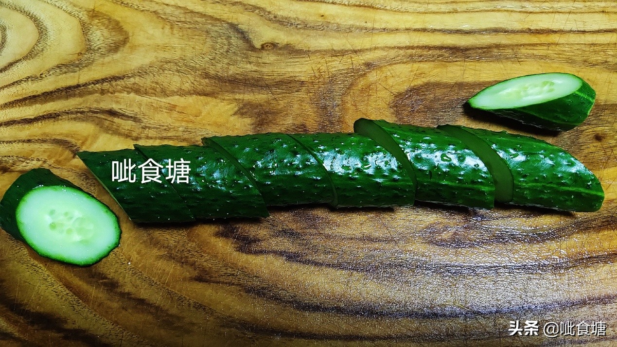 饭店的黄瓜片都是菱形的，大厨是怎么切的？只需2步你也能学会