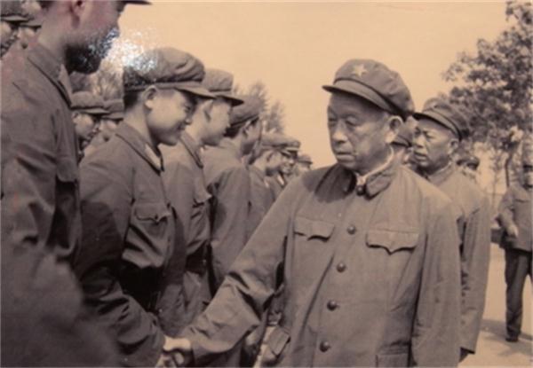 1979年昆明军区临战换将，谁接任王必成？毛主席爱将担任最合适