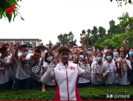 吓坏了!全红婵拜访中学被同学们排山倒海欢迎,笑着说:你们好恐怖!