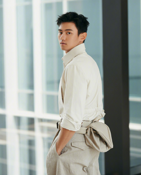 2021年4月27日,成都春熙路,宁泽涛身穿bottega veneta salon 系列出席