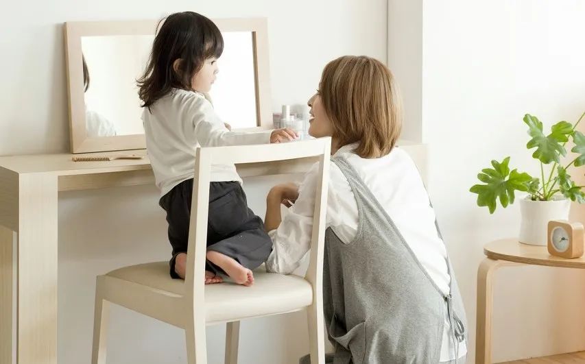 全职妈妈的朋友圈再诗意,也掩盖不了在家带娃的事实