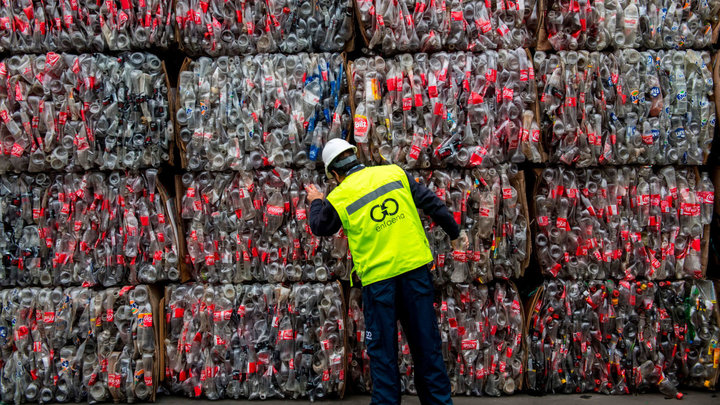 推出植物基瓶子的可口可乐，为何连续 4 年是全球最大塑料污染者？