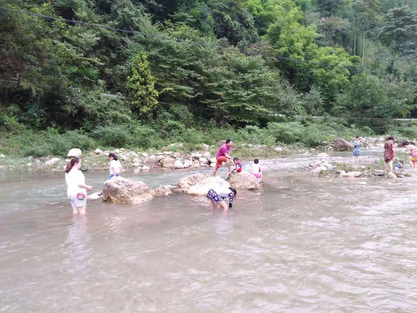 绵阳“安心居”农家乐，群山环绕空气好，他们居然拥有一条河