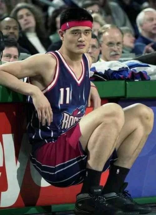 为什么nba都要穿紧身裤(不只为吸汗，NBA球星为啥戴发带？AI彰显个性，詹姆斯为了遮羞？)