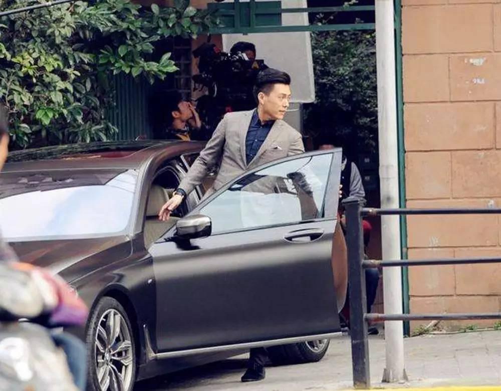 靳东妻子李佳近照,李佳离过一次婚,此后他们彼此陪伴,不离不弃