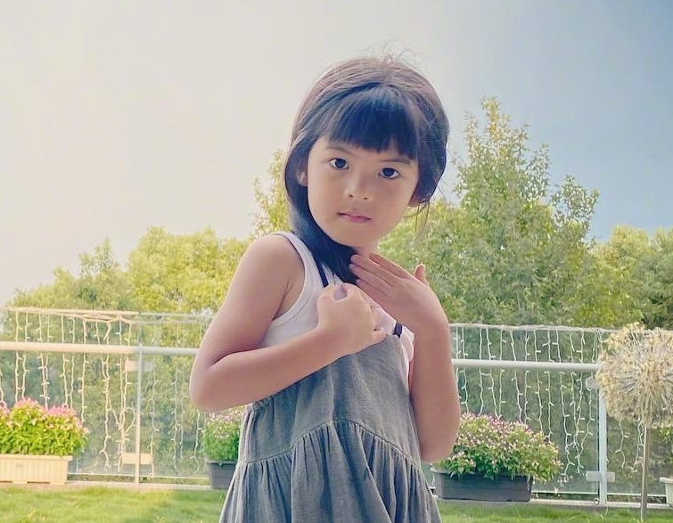 波妞,跟姐姐一样,也是因为综艺节目被观众给认识的,不过小的时候波妞