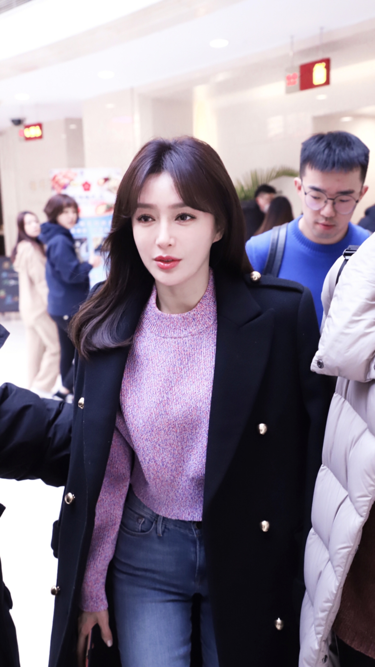 秦岚低调现身春晚彩排八字刘海新发型搭紫粉色针织衫美成18岁