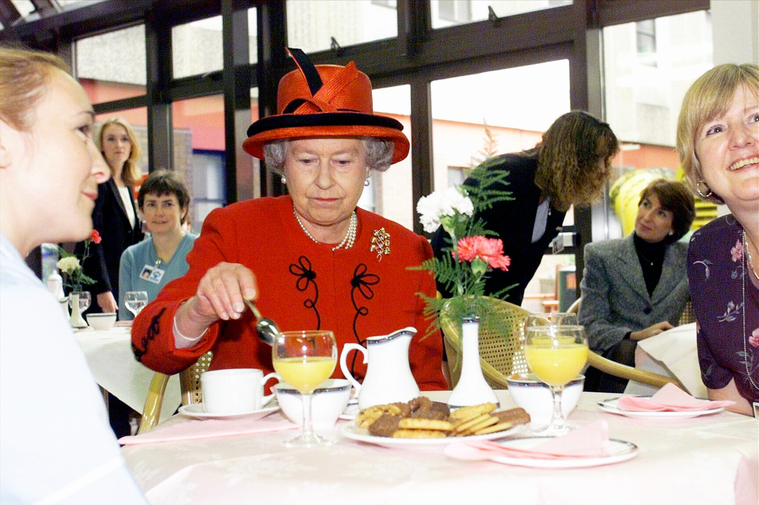 英国餐桌礼仪（盘点英国王室必须遵守的饮食规则）