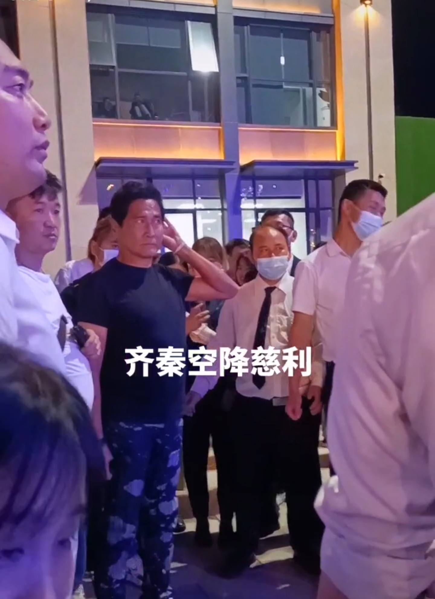 61岁齐秦近况曝光！苹果肌僵硬黑到认不出，商演不断不服老