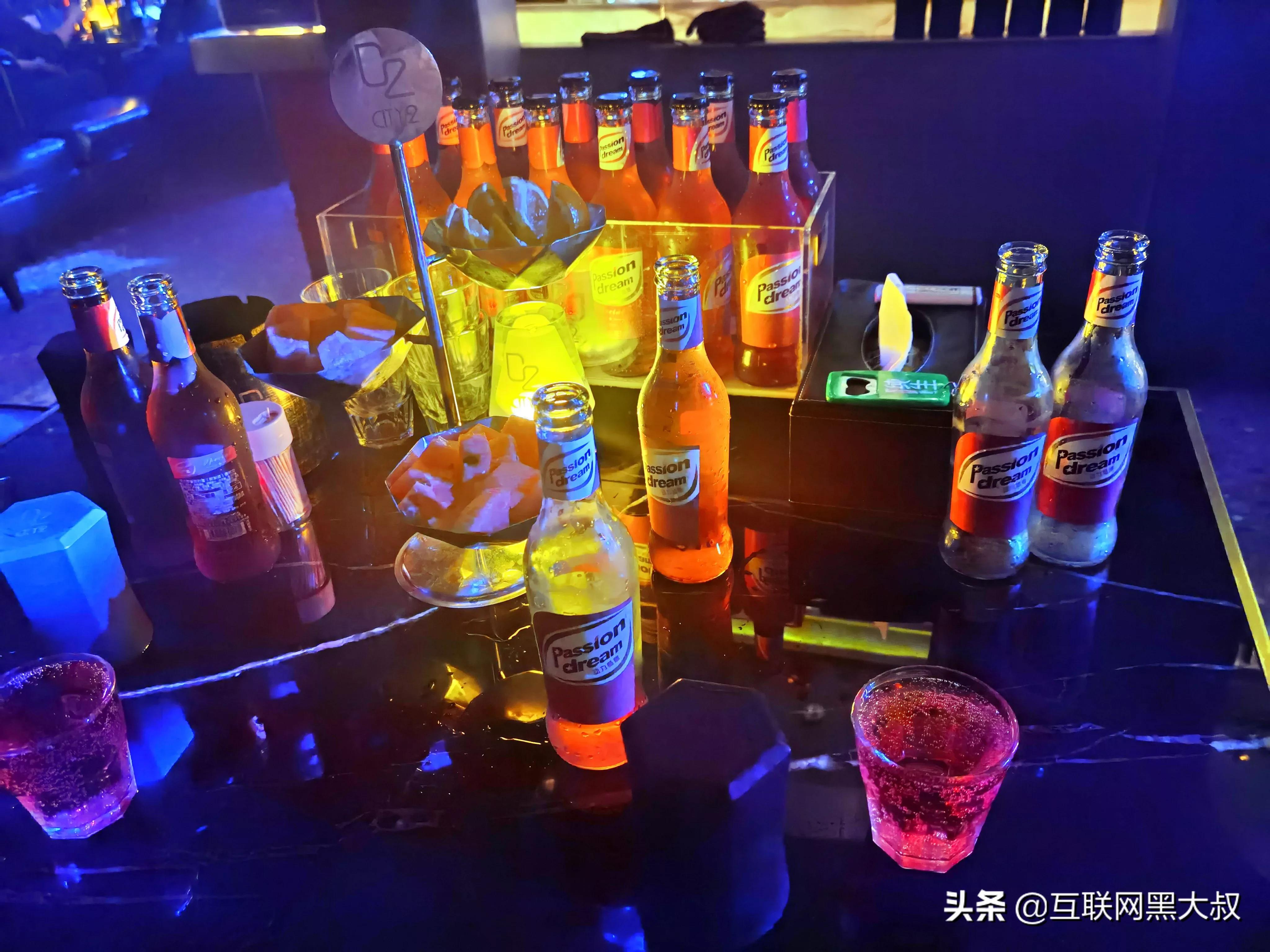 酒吧中的新动力苏打酒目前苏打酒主要消费场景是在酒吧,ktv,烧烤城等.