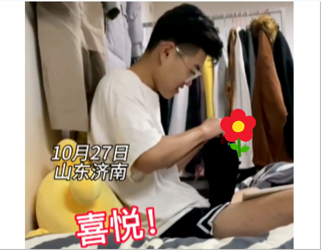 大学宿舍3人同时给女友织围巾，单身那位深受打击，网友这样安慰