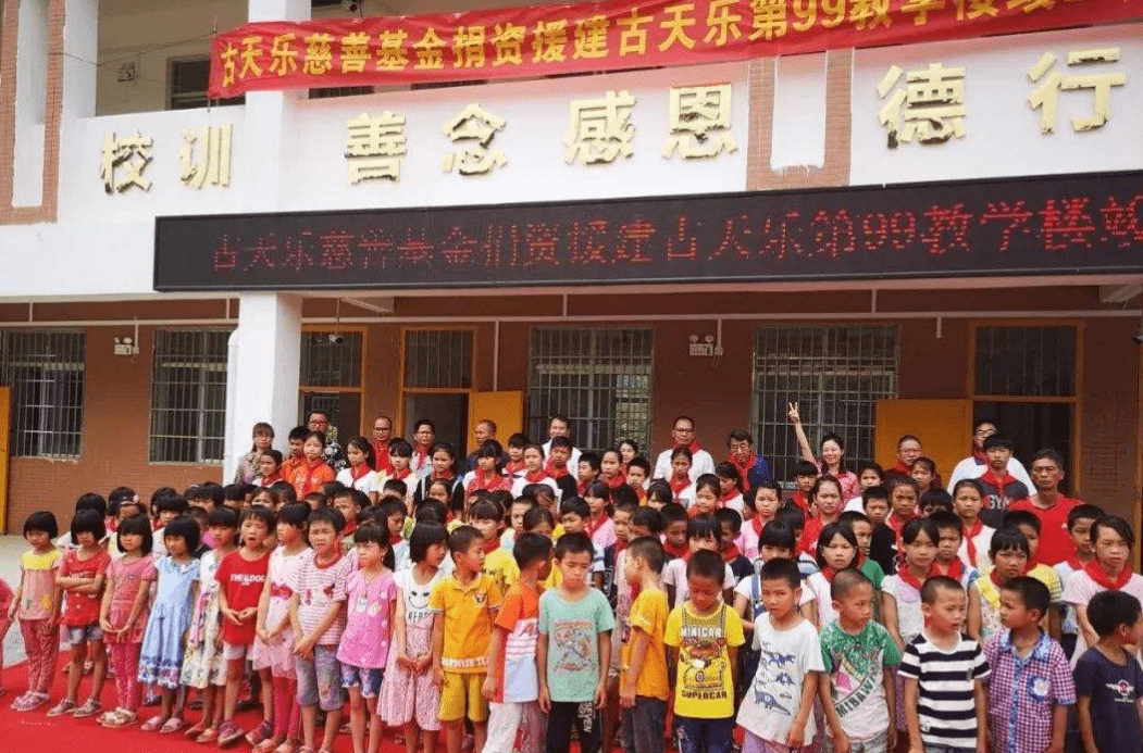 古天乐曾捐赠111所学校，而10年前这所希望小学，如今却彻底荒凉