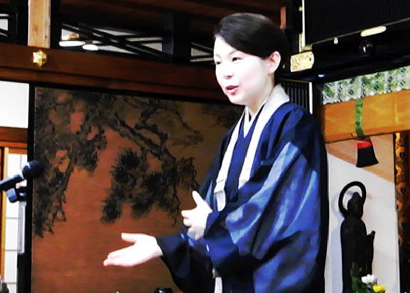 日本寺庙女住持：被迫相亲35次，逃往美国生活9年，归来已成僧侣