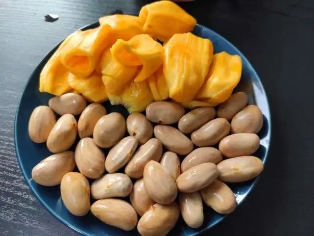 即使龙舟水滚滚，吸一口冰镇椰青水=海边度假