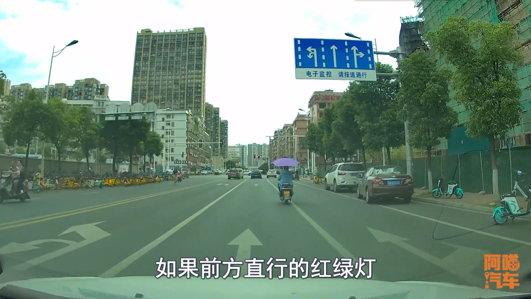 右转兼直行车道该怎么走才正确？老司机教你，免得走错害大家堵车