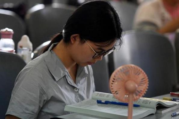 大学里含金量高的证书，大学生尽量考下来，毕业后将有助于就业