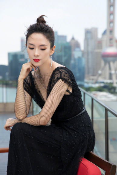章子怡晒父母年轻时旧照，并分享照片背后故事，一家人都是高颜值