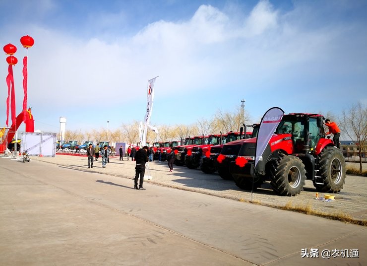 民族品牌的驕傲：十臺(tái)凱斯拖拉機(jī)配套十架龍豐犁