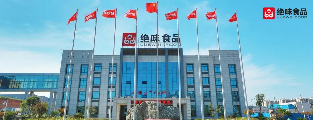 我是土生土长的湖南人，操着一口流利的湖南话，18岁就开始卖鸭脖了。
