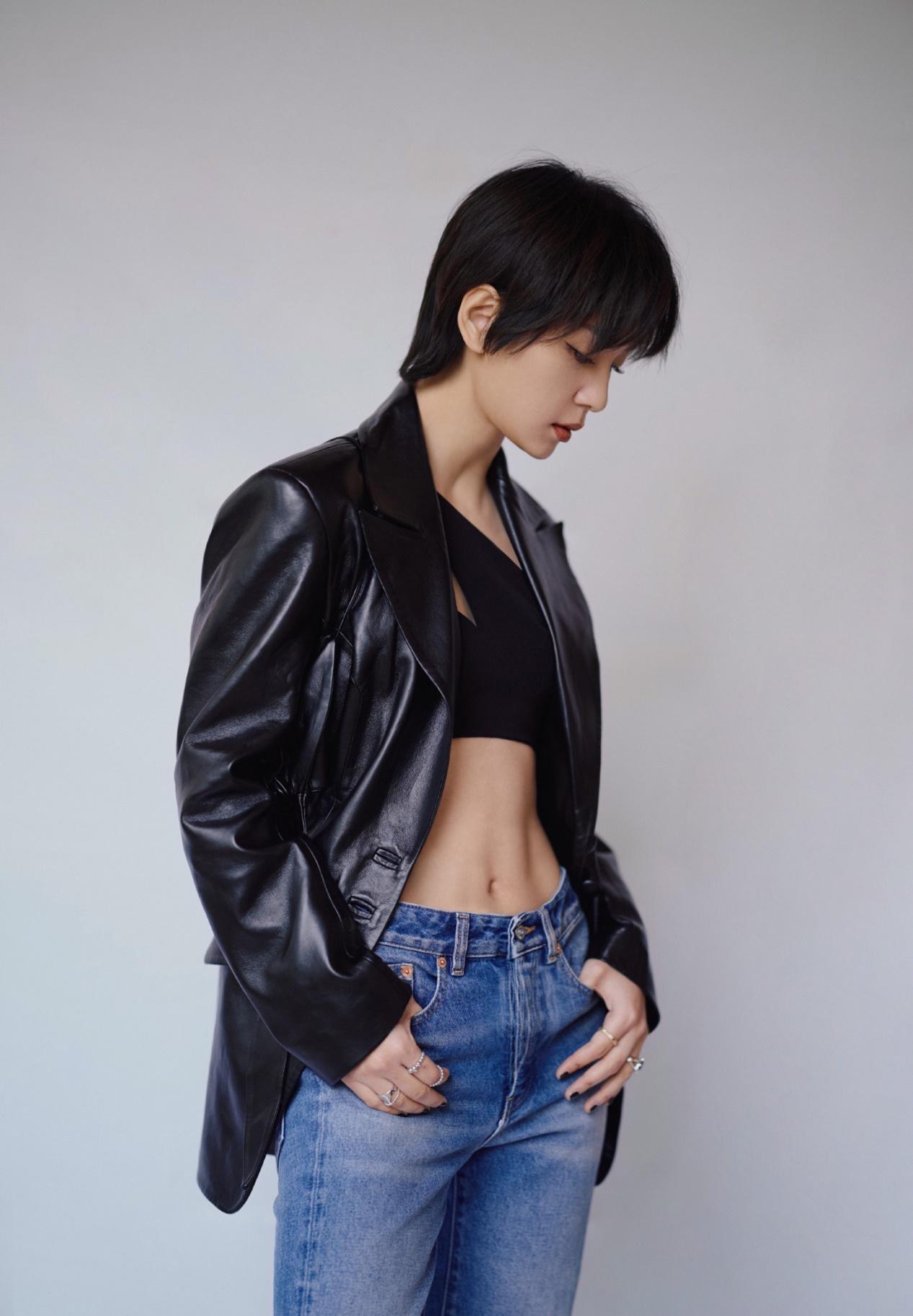 周笔畅也太个性十足了,露脐背心配皮西装好霸气,中性风又酷又帅