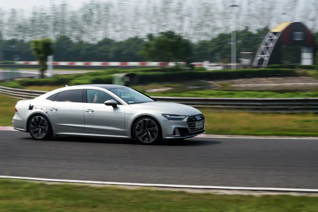 3.0T V6，5.6秒破百，配置比肩自家旗舰，看完价格我哭了