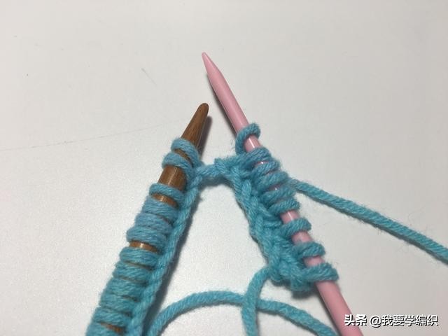 想织一件文艺范的女式毛衣，一款错层小雅花编织教程，太适合了！