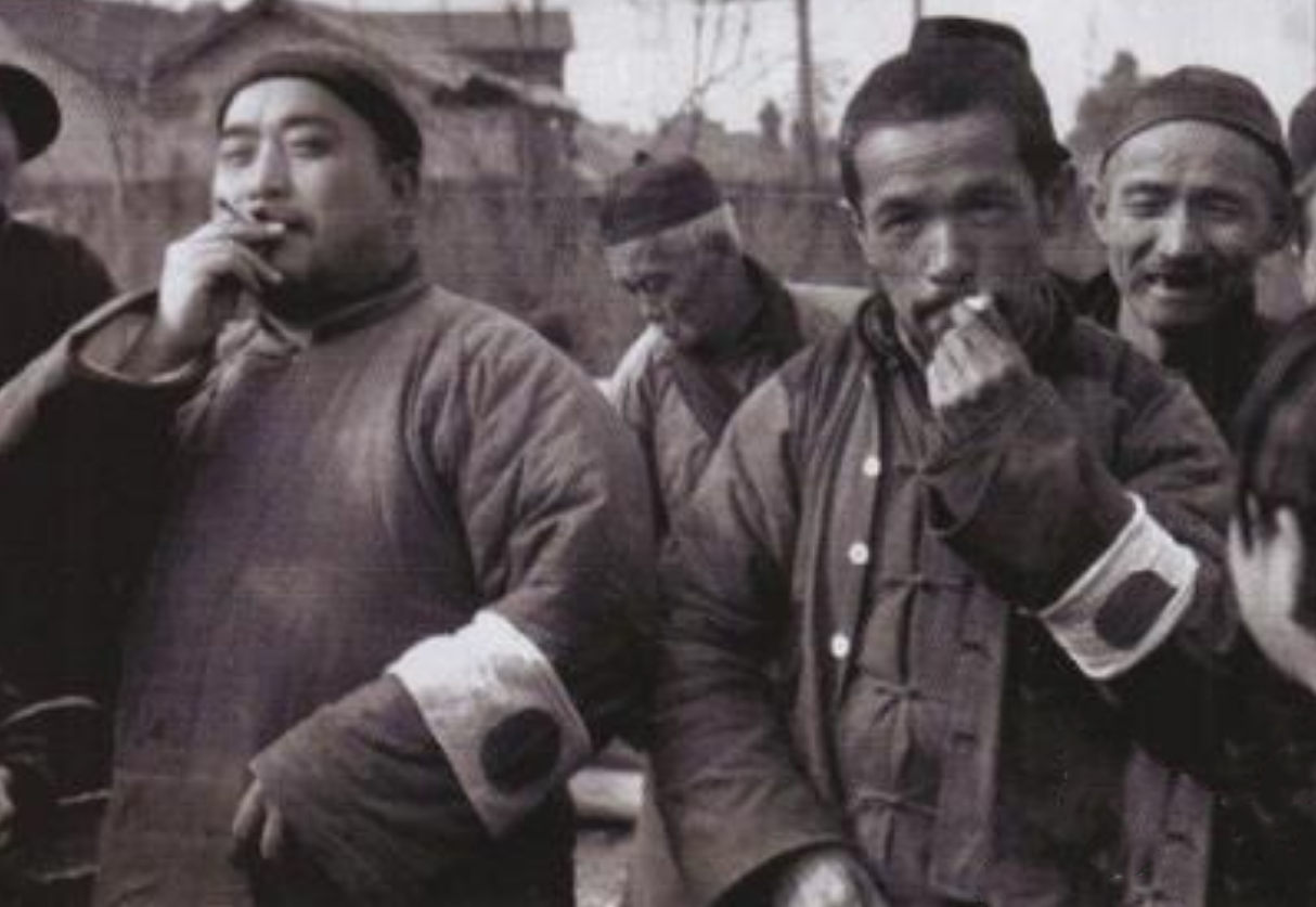 1943年，山东一老农用粪叉打倒一汉奸，首长得知后急了：快救活