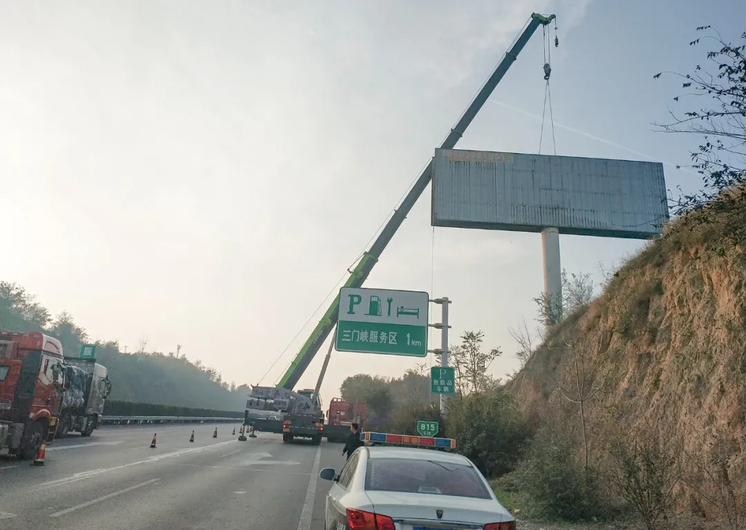 我市圆满完成高速公路沿线广告设施清理专项行动任务