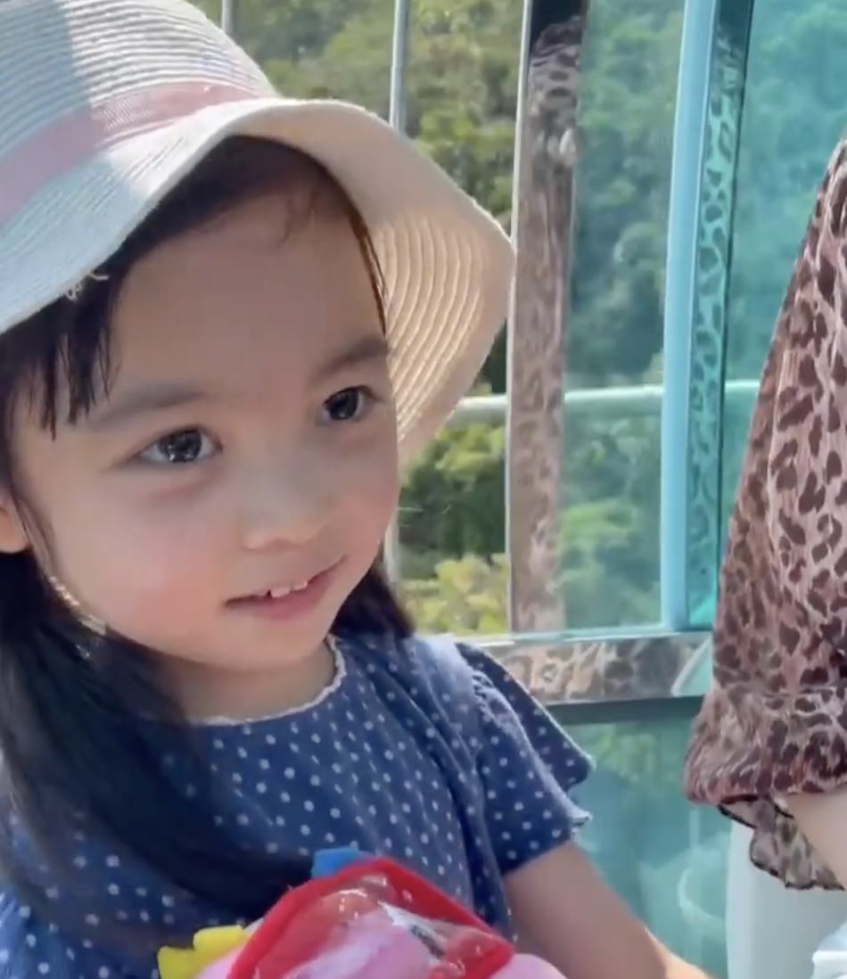 熊黛林晒女儿视频，母女聊天无障碍，姐姐口齿清晰漂亮似洋娃娃