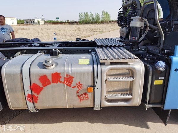 2020款重汽汕德卡牵引车配超高顶驾驶室，售价45万元值吗？