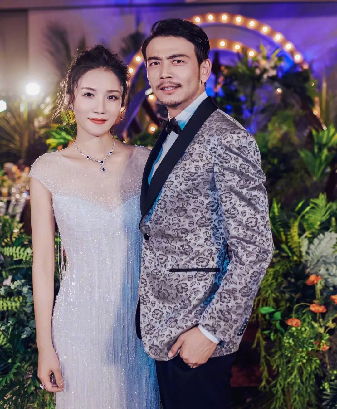 杨烁与女子深夜同回家，全程贴心照顾关系显亲密，本人已婚有俩娃