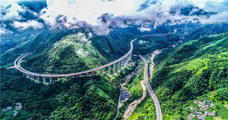 基建狂魔又一典范,斥资160亿打造雅西高速,堪称公路史上的奇迹