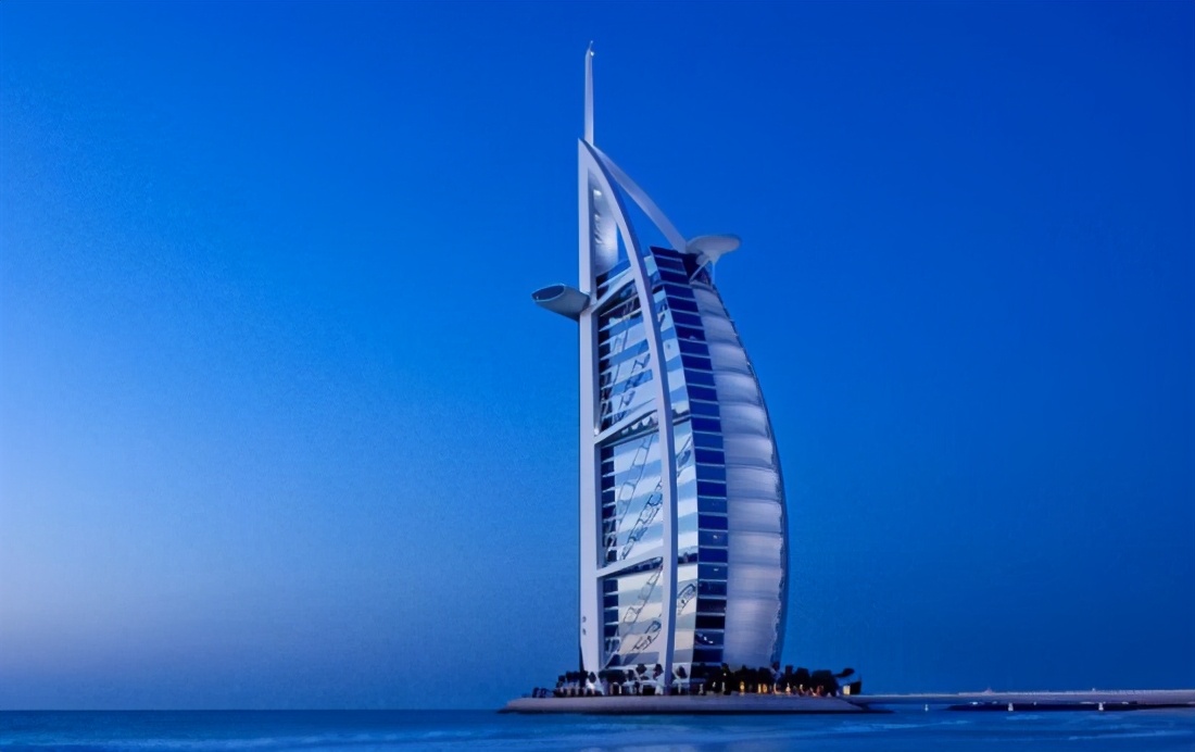 迪拜的帆船酒店(迪拜帆船酒店：世界上第一个七星级酒店，迪拜奢华的象征)