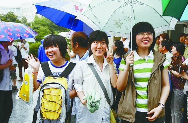 老照片回顾高考43年：哪一年最惊心动魄？