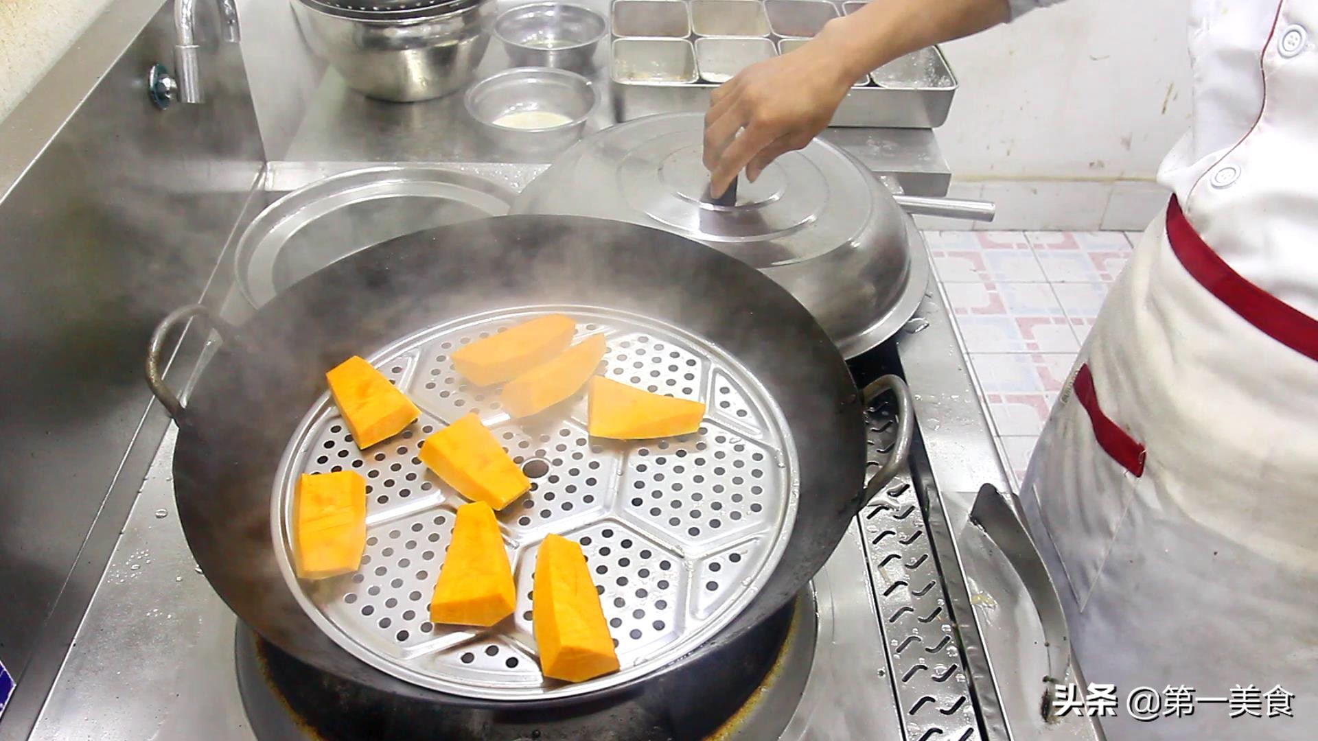 做南瓜饼你还在放面粉吗？难怪难吃不软糯，厨师长教你正确做法