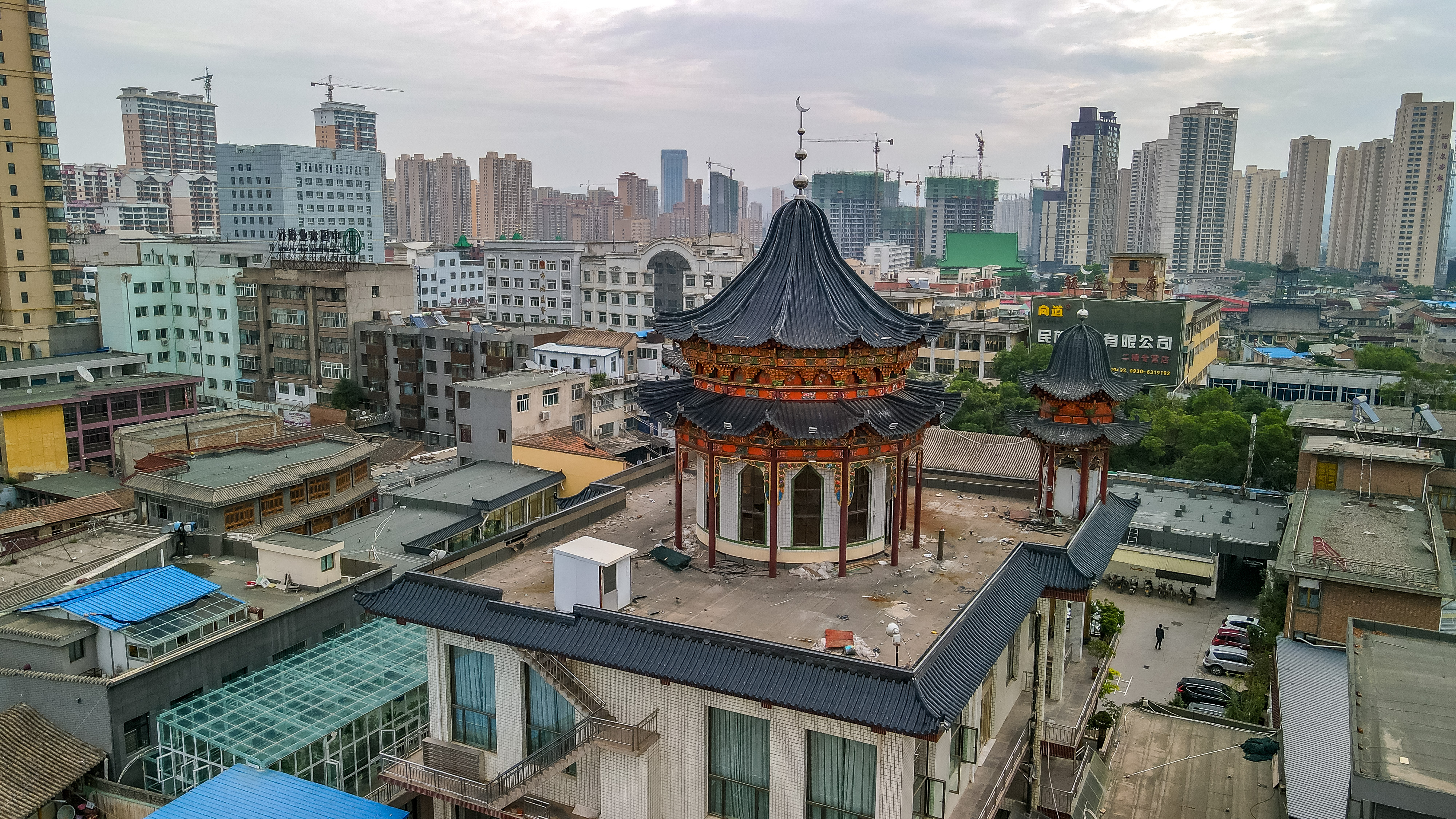 在临夏旅行,八坊十三巷是必去景点吗?探索古丝路风情 