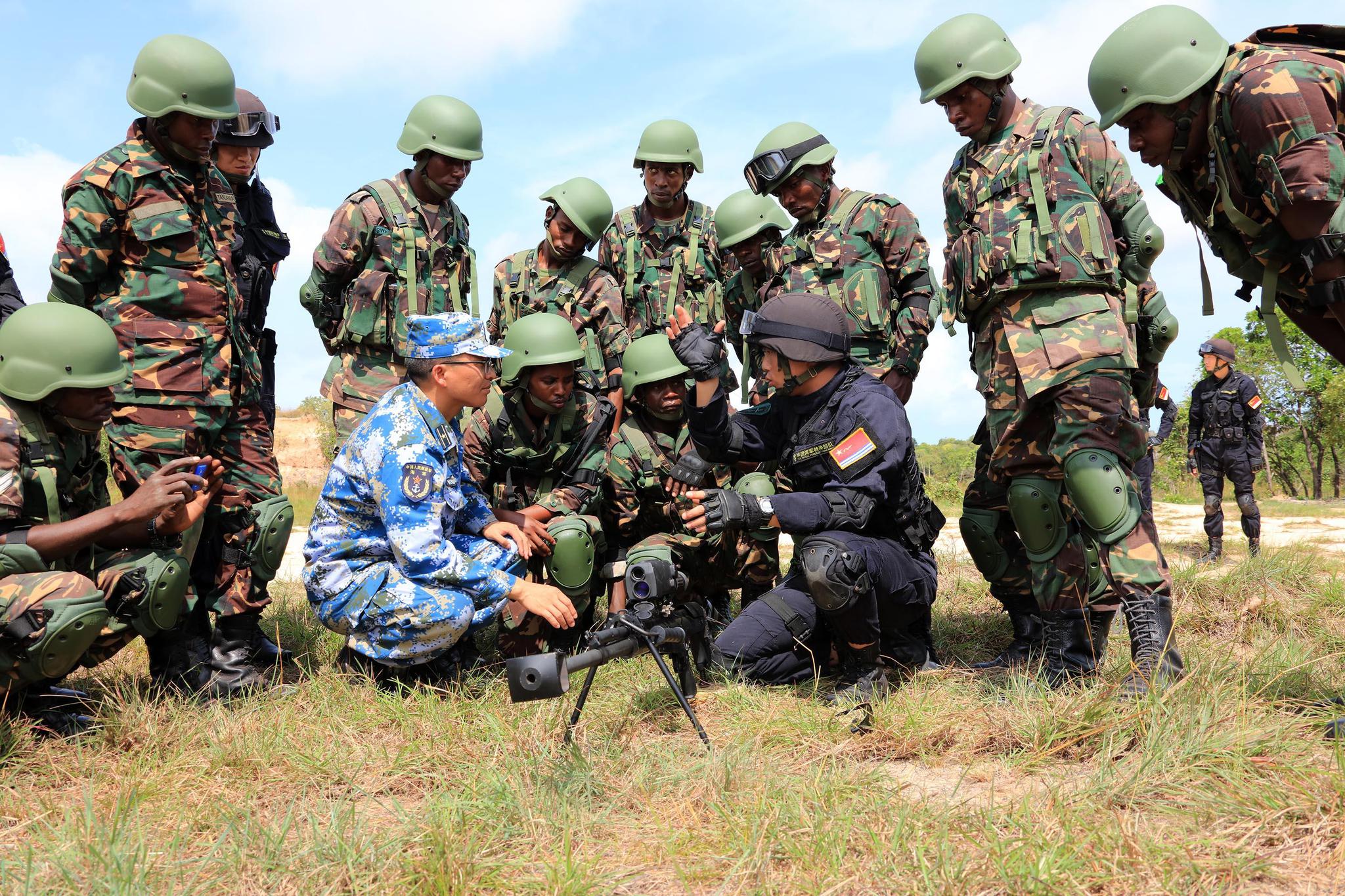 解放军调教三个月,卢旺达军队在阅兵典礼上,走正步喊中文口号