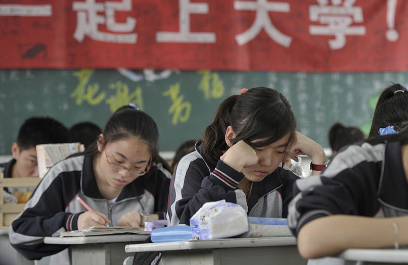 杨幂高考北影第一，却被大伯说笨蛋，家中1人读哈佛3人上清华